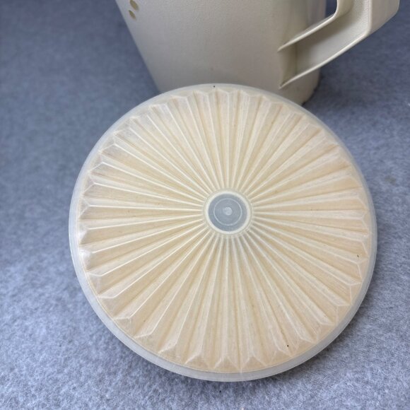 Tupperware Almond Harvest Gold Beige 800-8 1 Qt Pitcher with Lid & Insert Vintag - Picture 6 of 13